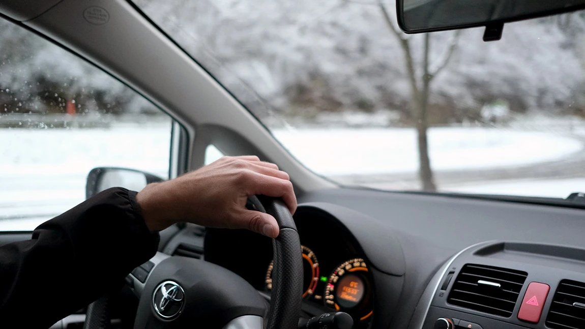 Autofahren im Winter: 9 Tipps für die Fahrt auf Schnee und Eis