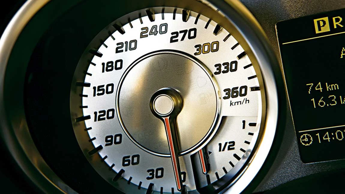 Der Tachometer eines Autos.