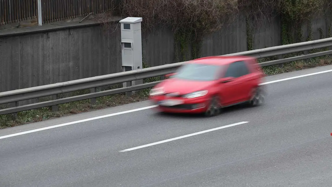 Ein Radargerät auf der österreichischen Autobahn.