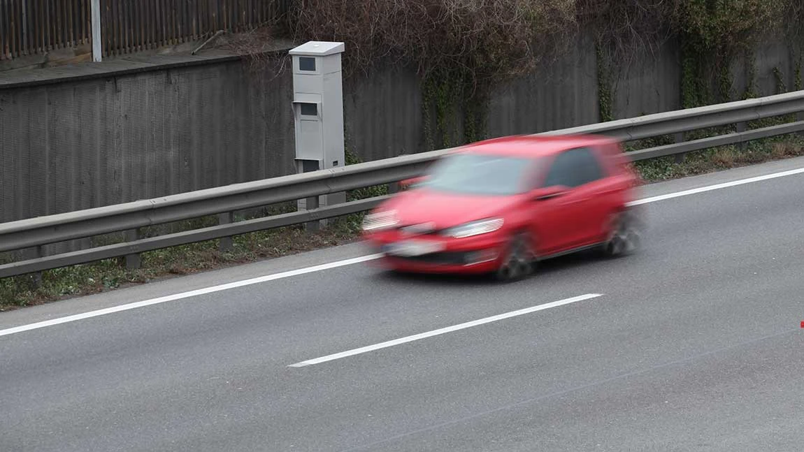 Ein Radargerät auf der österreichischen Autobahn.