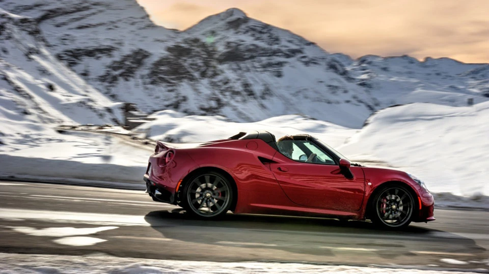 Alfa Romeo 4C Spider trifft auf Schweizer Alpenpass