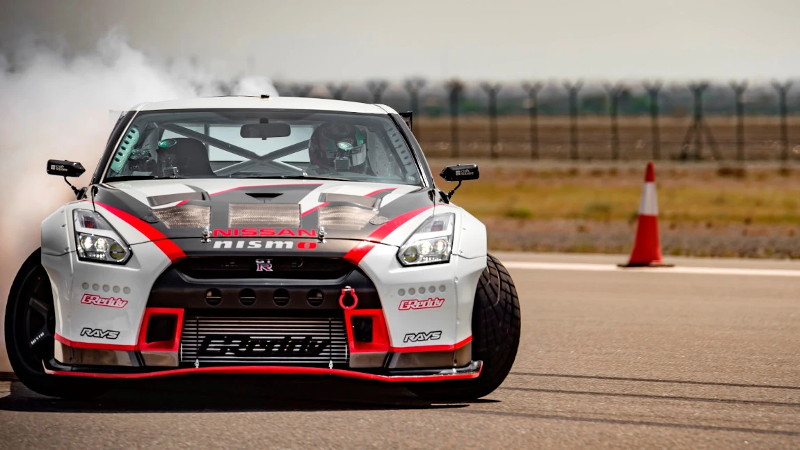 Seitwärts mit 305 km/h : Drift-Weltrekord im Nissan GT-R