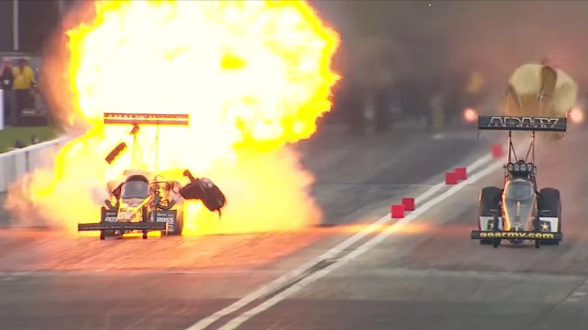 So sieht es aus, wenn der 10.000-PS-Motor eines Top-Fuel-Dragsters explodiert