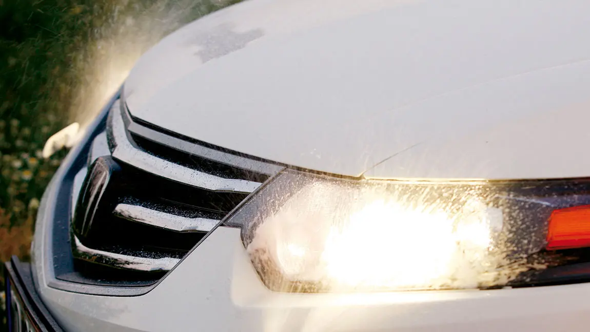 Aufgeblendete Scheinwerfer eines Autos.