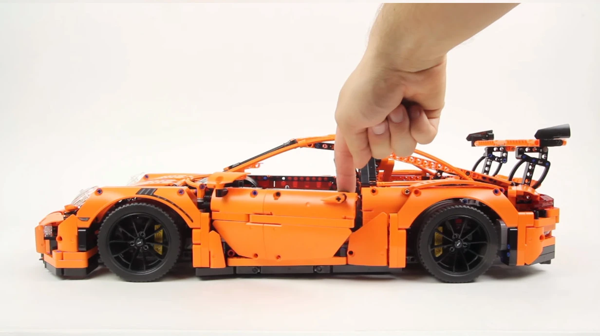So lange dauert es, den LEGO Porsche 911 GT3 RS aus 2.704 Teilen zusammenzubauen