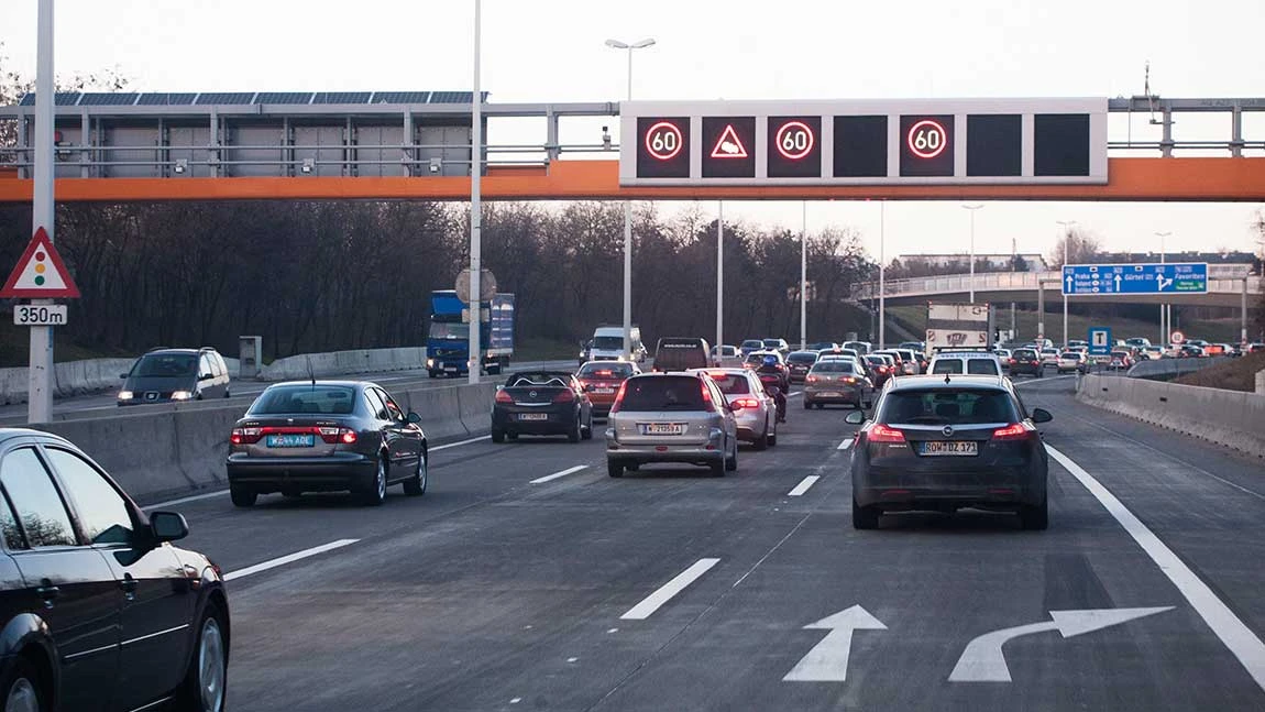 Viele Autos während eines Staus auf der Autobahn.