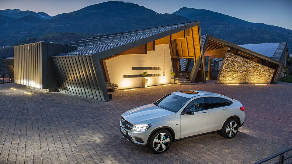 Mercedes GLC Coupé: Architektenvilla mit Flachdach