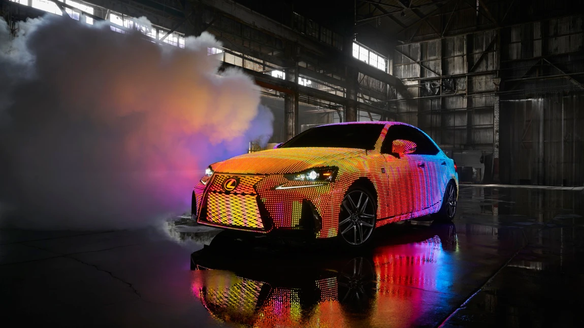 Dieser LED-bedeckte Lexus ist eine fahrende Leuchtreklame
