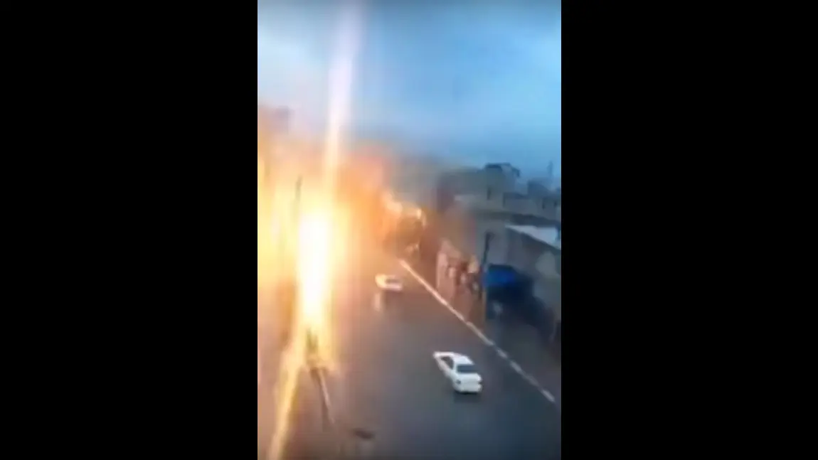 So sieht es aus, wenn ein fahrendes Auto von einem Blitz getroffen wird