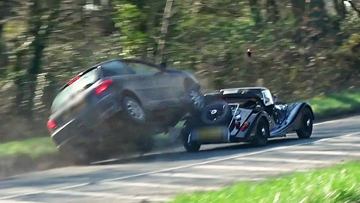 Morgan 4/4 vs. Peugeot 206