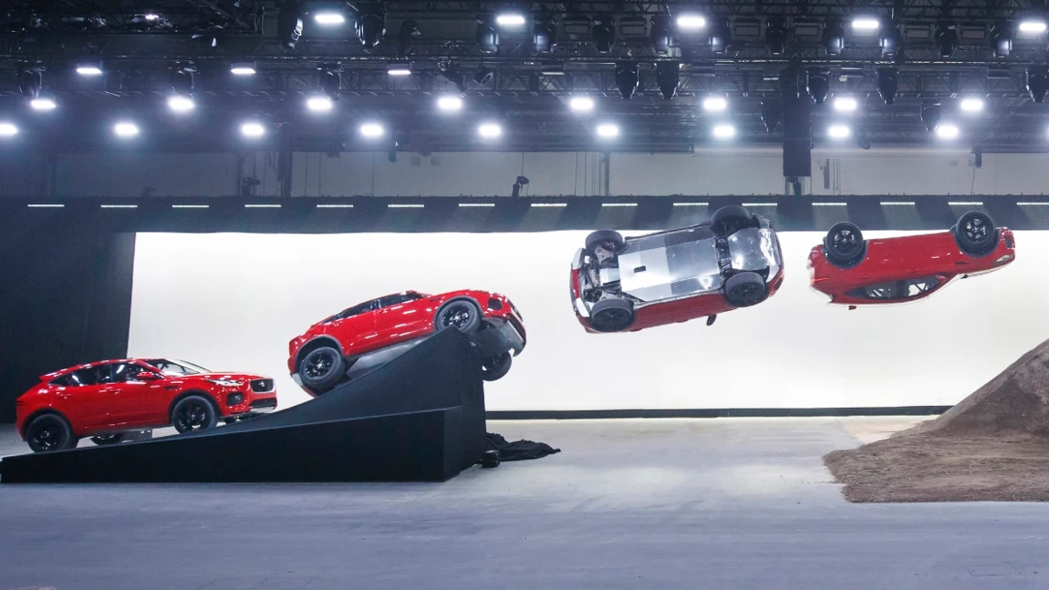 Jaguar E-Pace: Weltrekord und -Premiere mit Fassrolle