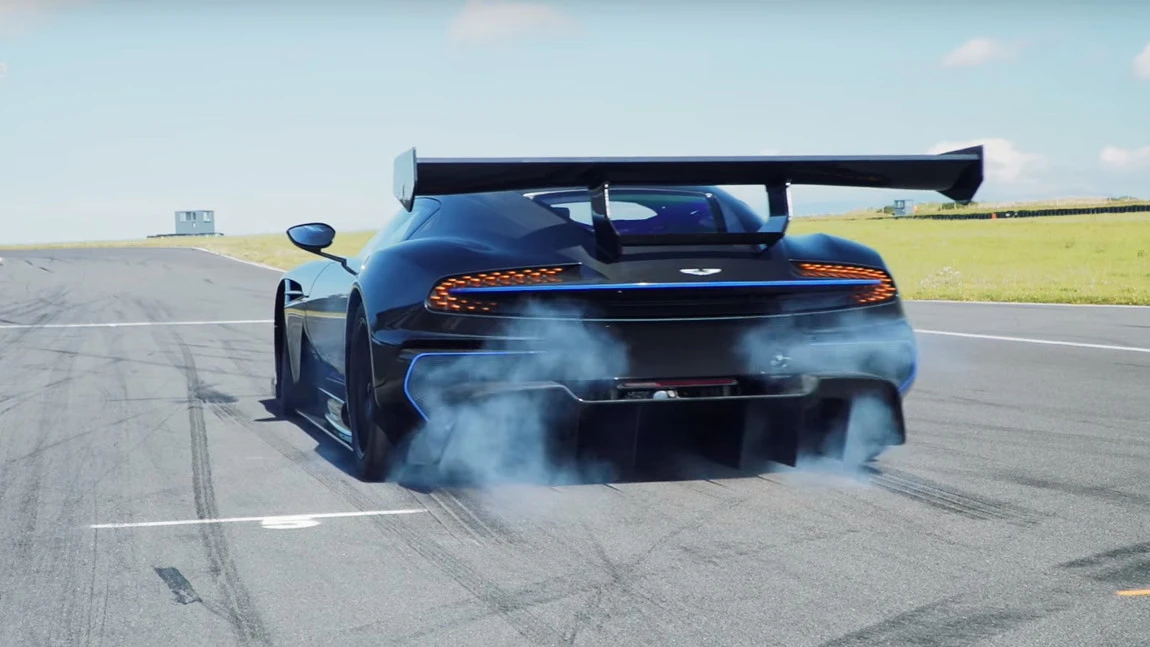 Mit dem Aston Martin Vulcan auf der Rennstrecke