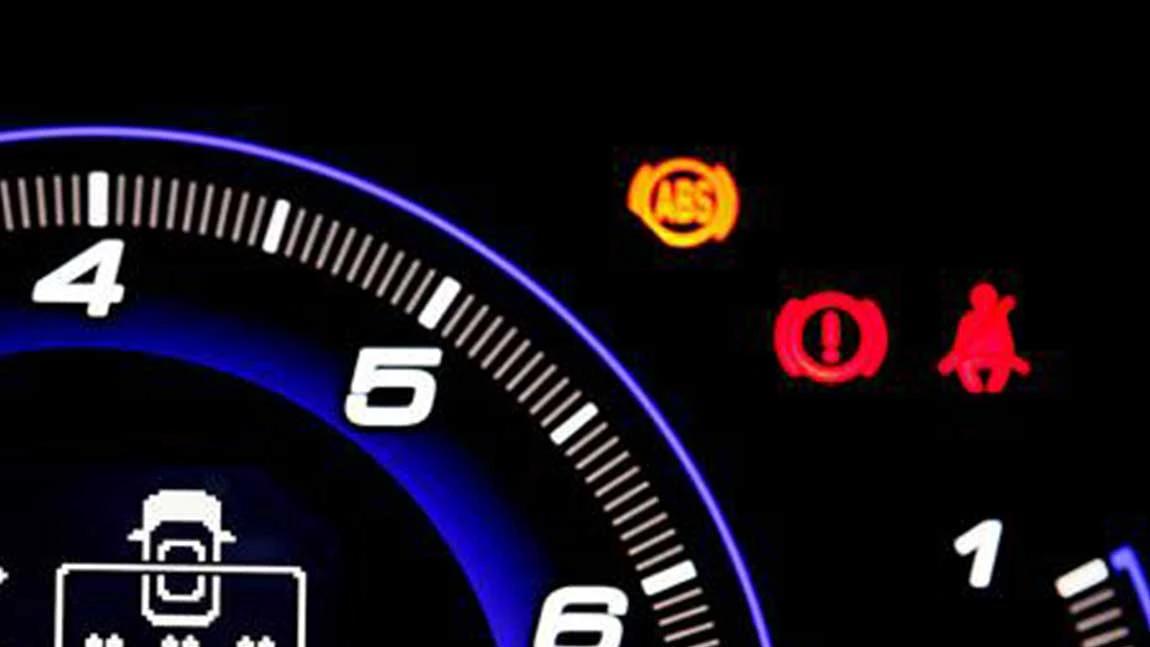 Die ABS-Signalleuchte im Cockpit eines Autos.