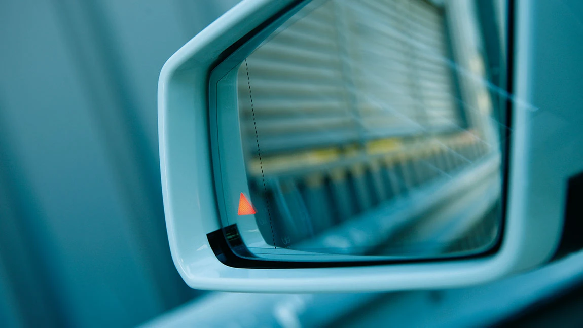 Der Außenspiegel eines Autos.