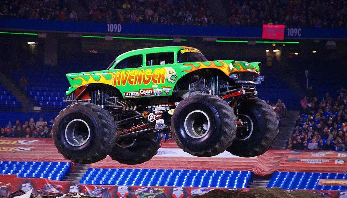 Monster Truck im Sprung