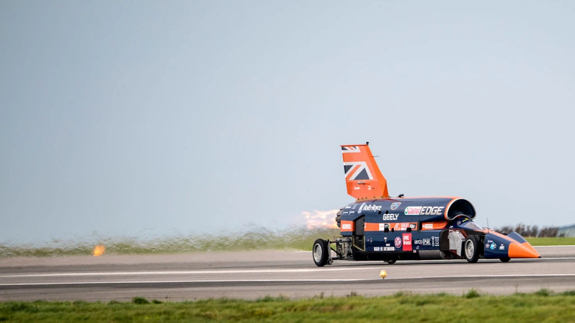 Von 0 auf 321 km/h in unter 8 Sekunden: Bloodhound SSC absolviert ersten öffentlichen Testlauf