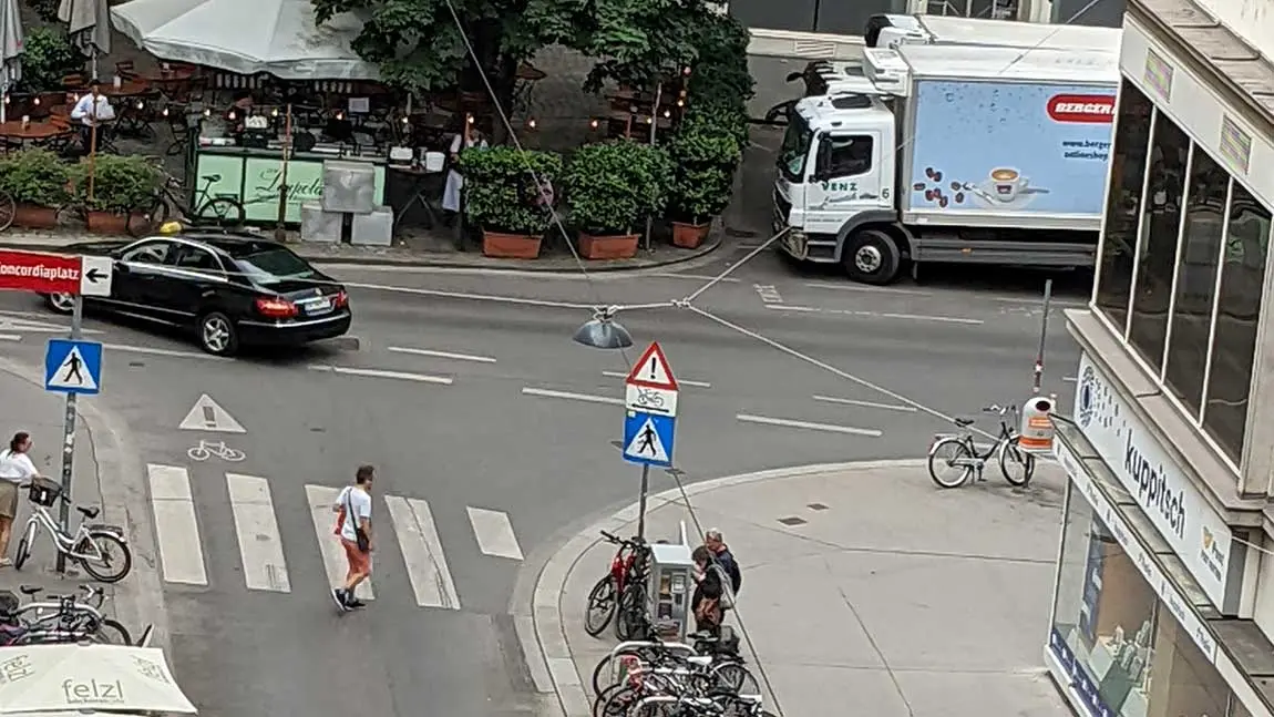 Ein Fußgänger geht über den Zebrastreifen.