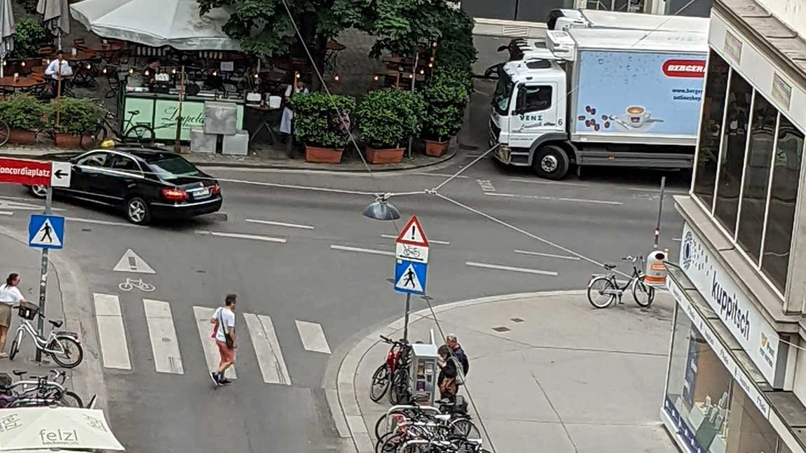 Ein Fußgänger geht über den Zebrastreifen.