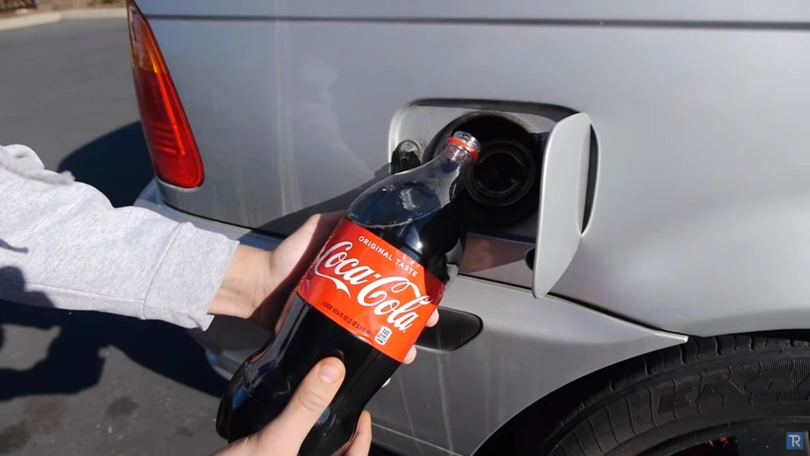 Was passiert, wenn man dem Auto Cola statt Benzin zu trinken gibt?