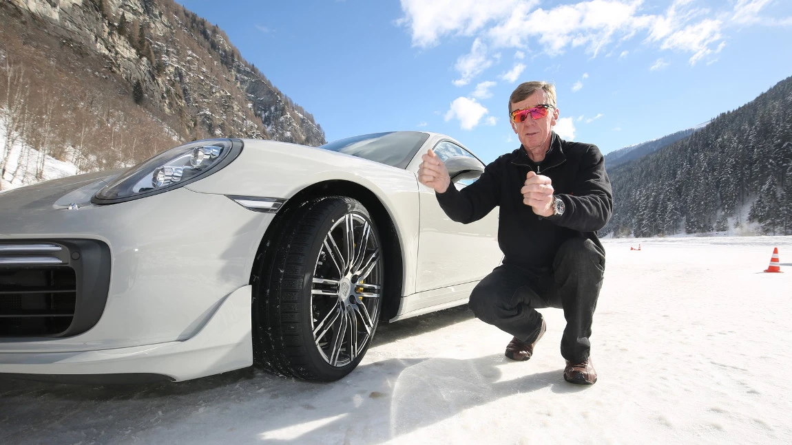 "Augen zu und bremsen": 5 Winter-Fahrtipps von Walter Röhrl