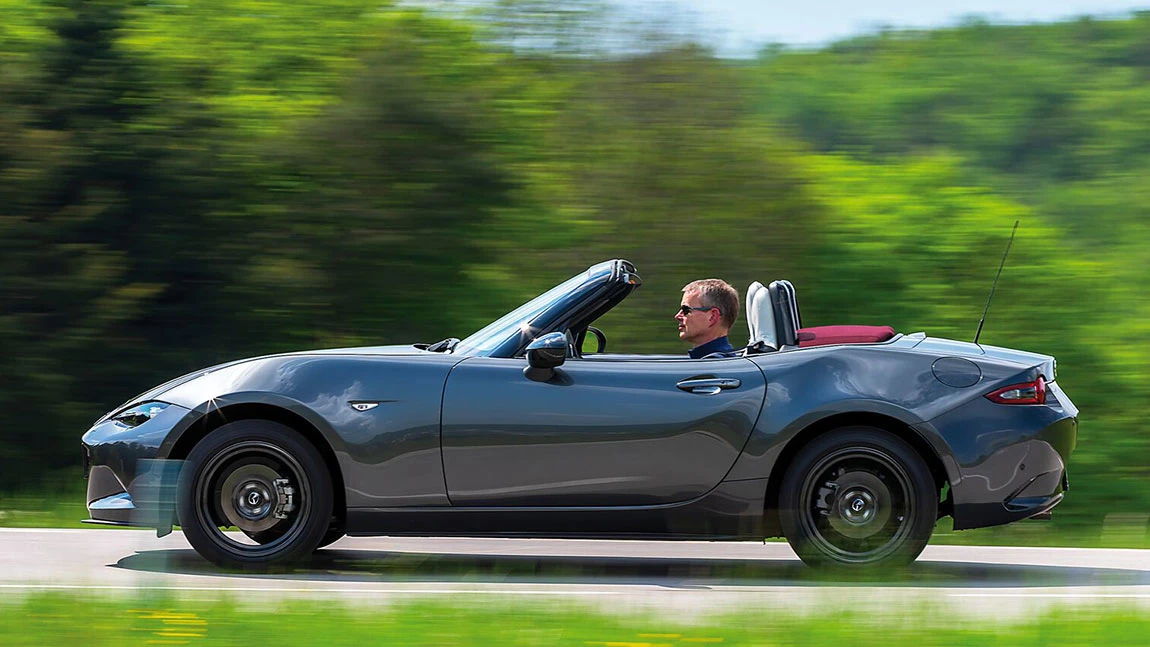 Ein mit Sonnenbrille ausgestatteter Autofahrer in einem Cabrio.