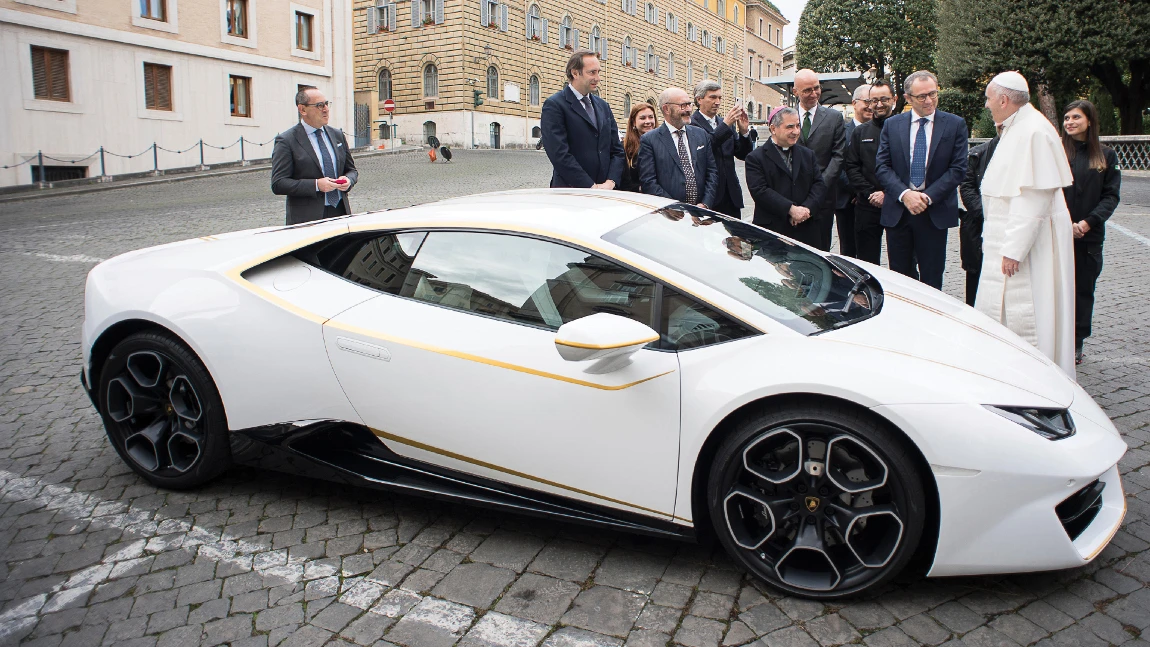 Der Papst versteigert seinen Lamborghini Huracán
