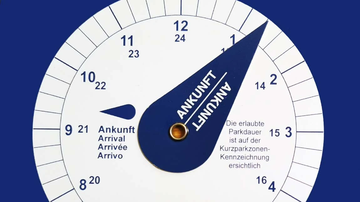 Auf der Parkscheibe wird beim Parken eingestellt, wann man das Fahrzeug abgestellt hat.