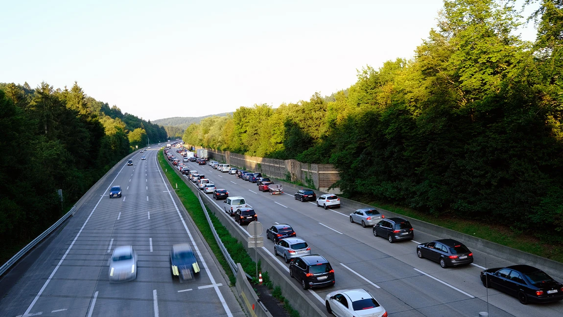 Wie viel Lebenszeit verbringen Menschen weltweit im Stau?