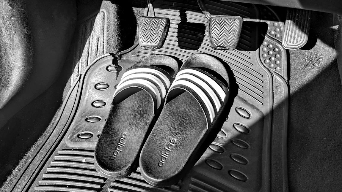 Warum man mit Flip-Flops, Badeschlapfen &amp; Co nicht Auto fahren sollte