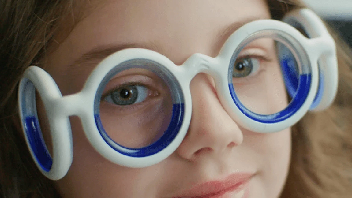 Diese "extravagante" Brille soll verhindern, dass euch beim Autofahren übel wird
