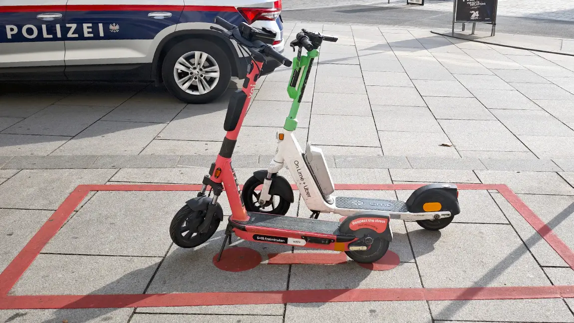 Zwei abgestellte E-Scooter.