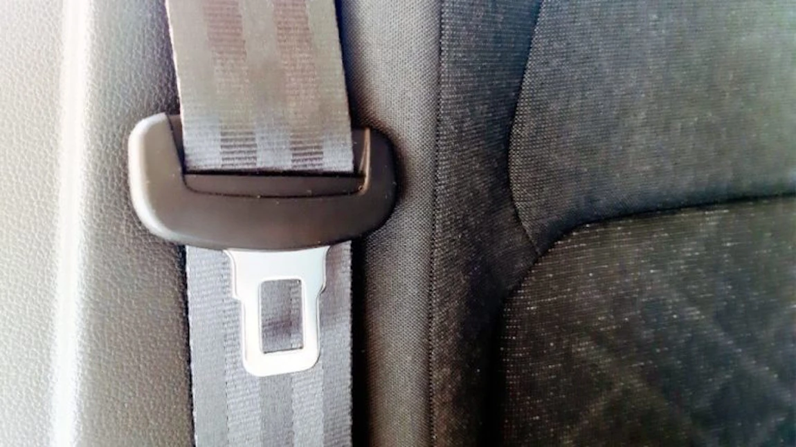 Eine Gurtschnalle im Auto.