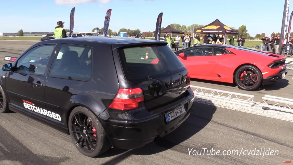Dieser Golf zeigt dem Lambo, wo der Hammer hängt