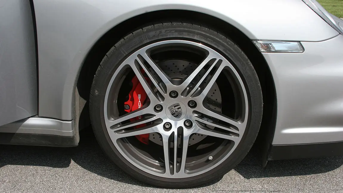Scheibenbremsen eines Porsche.