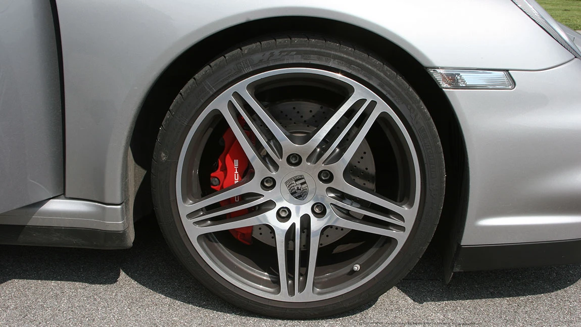 Scheibenbremsen eines Porsche.