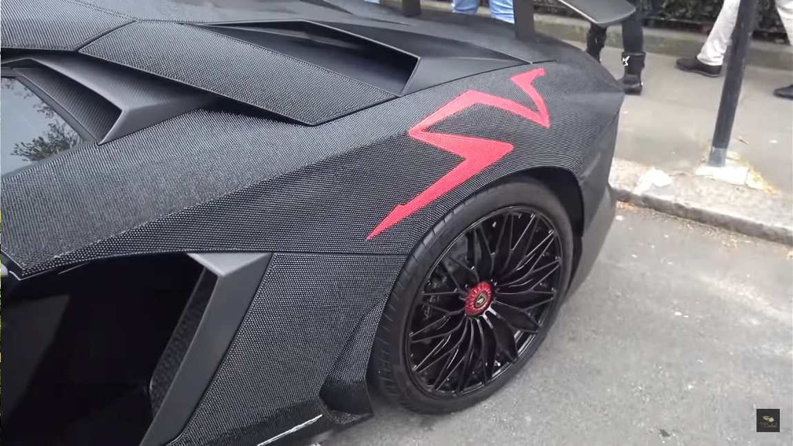 25-jährige kleidet ihren Lamborghini Aventador in 2 Millionen (!) Swarovski-Kristalle