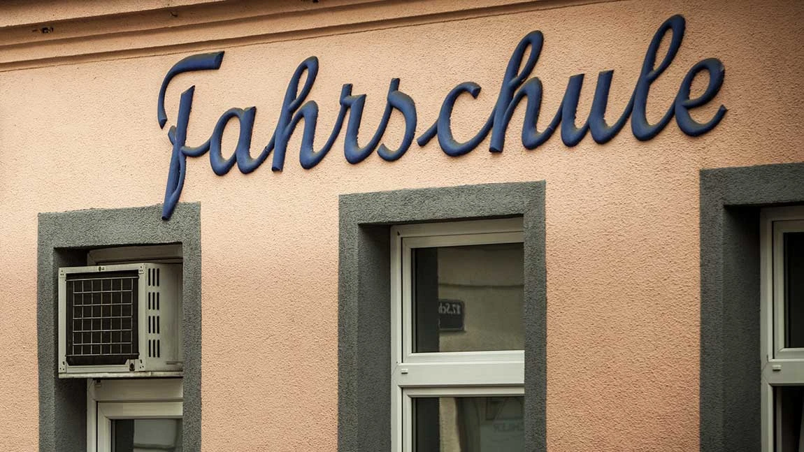 Eine Fahrschule von außen.