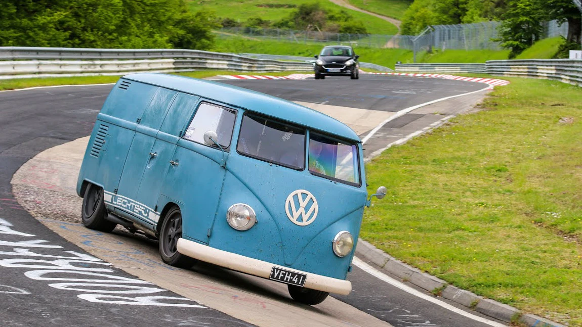 Bulli mit Porsche-Motor rockt den Nürburgring