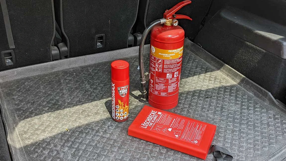 Zwei Feuerlöscher in einem Auto, sowie eine Löschdecke.