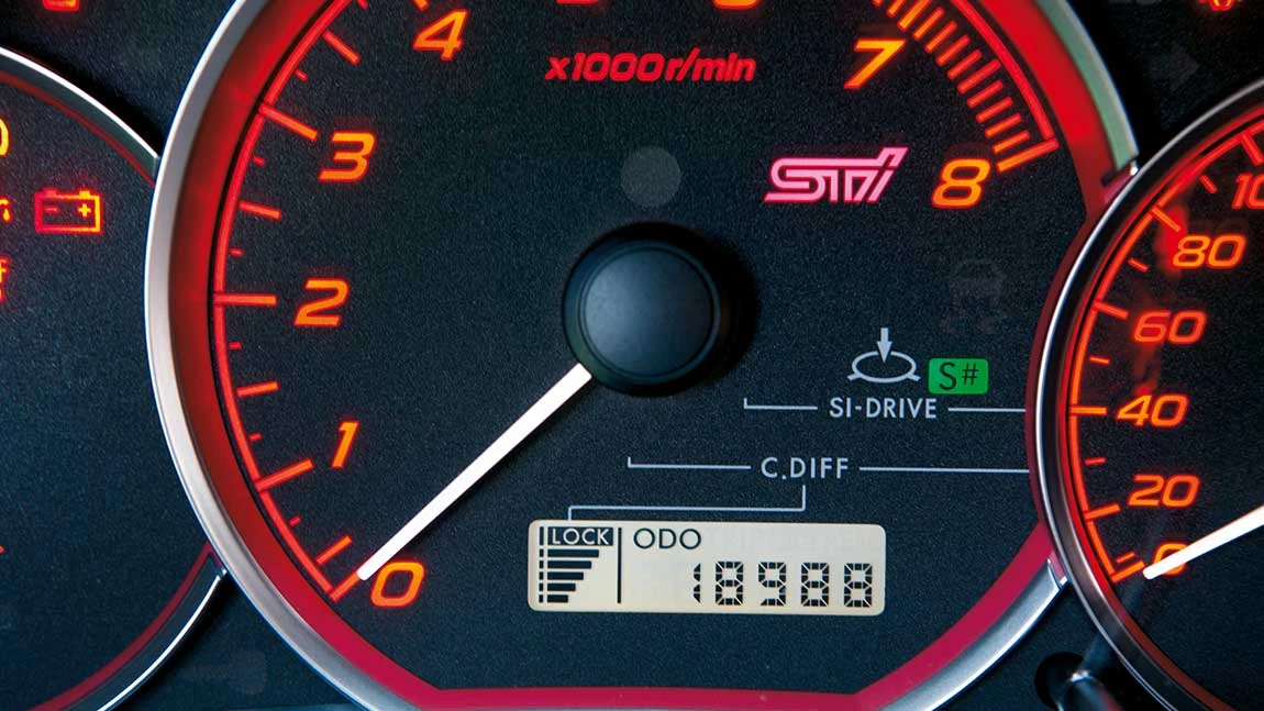 Der Tacho eines Autos mit dem Kilometerstand.