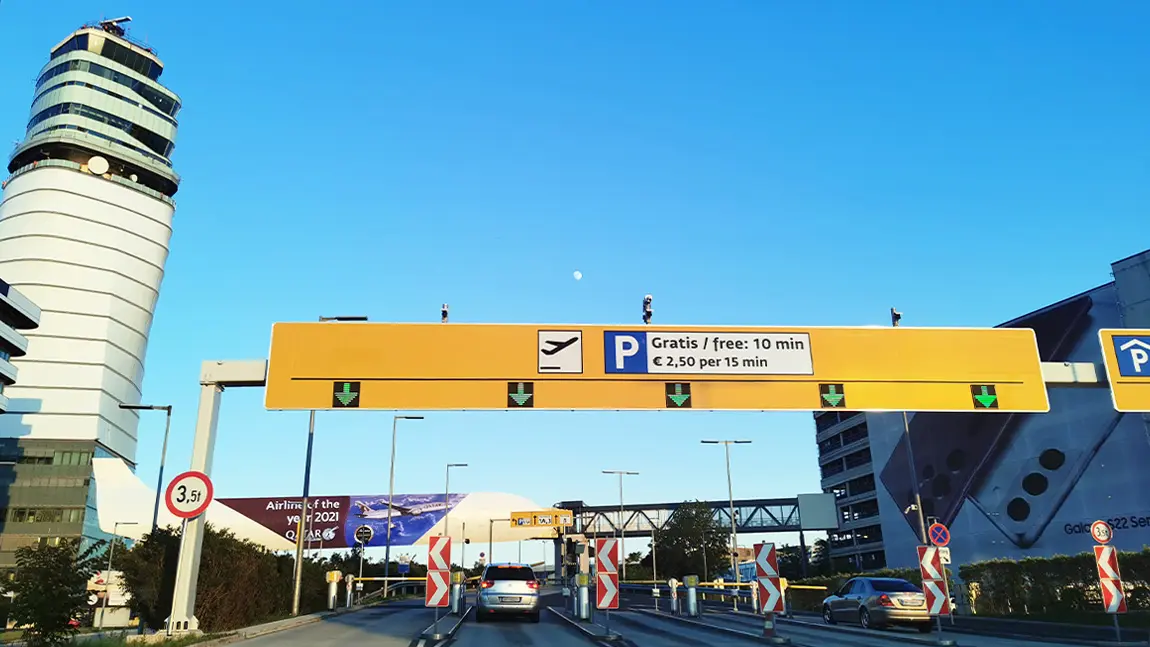 Parken am Flughafen Wien: Preise &amp; günstige Alternativen