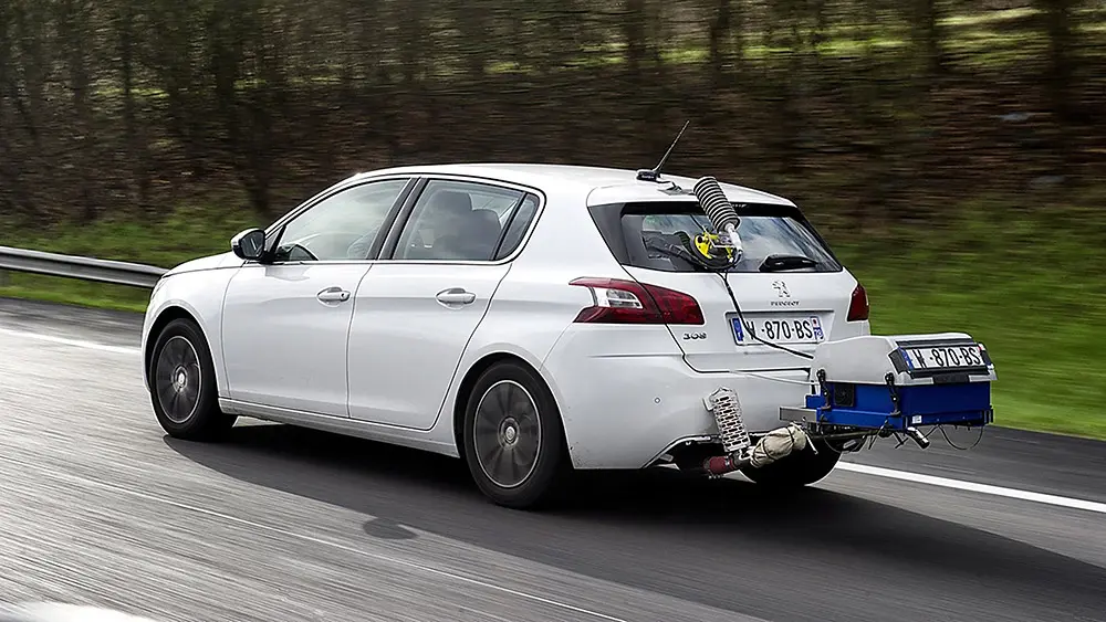 Ein Peugeot wird mittels WLTP Verfahren geprüft.