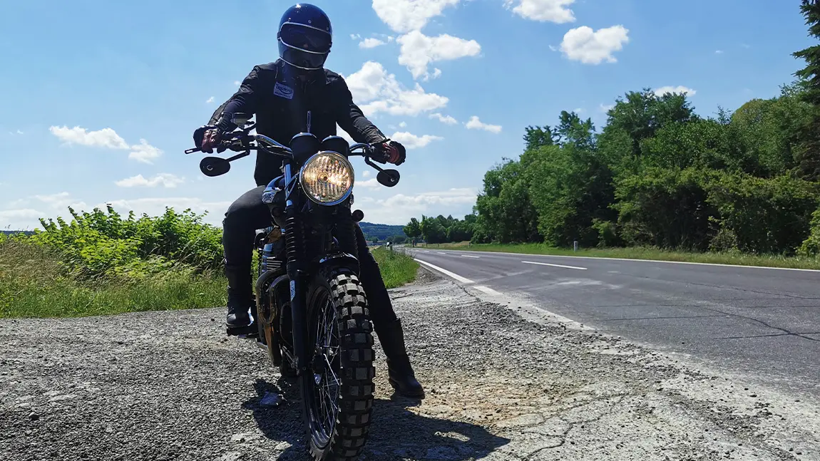 Mit der passenden Motorradbekleidung sind Biker von Kopf bis Fuß gut geschützt.