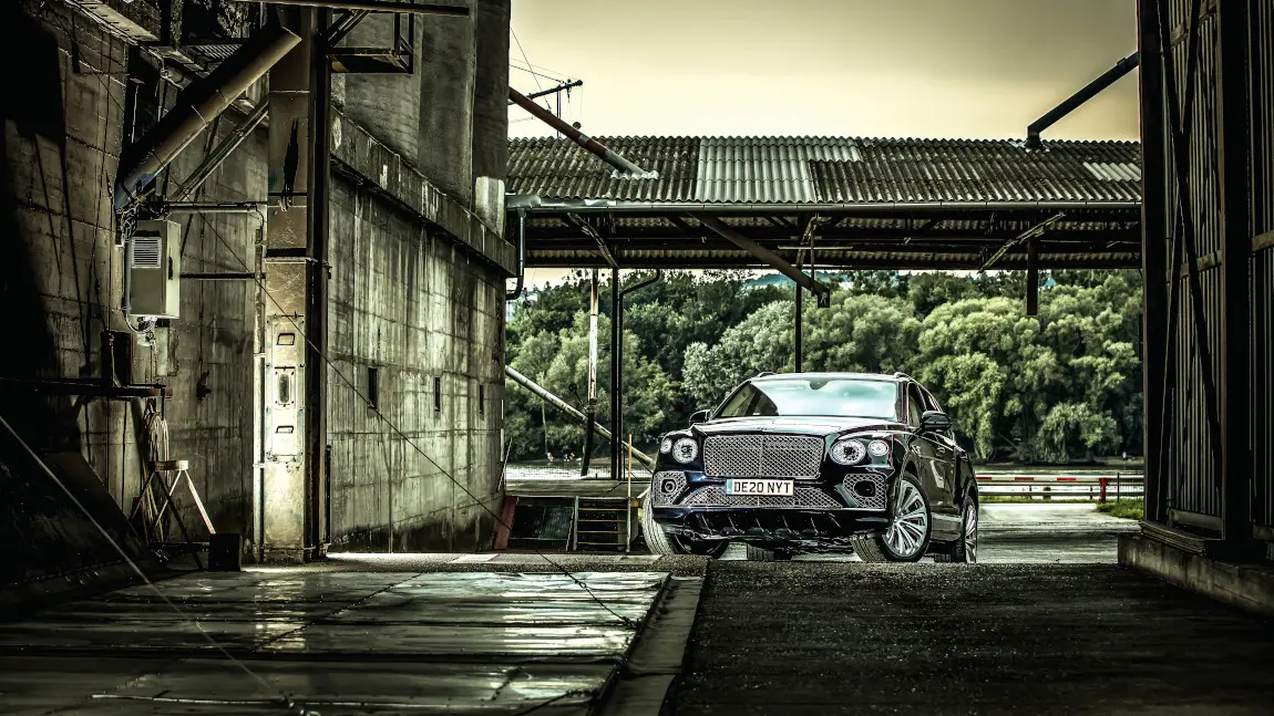 Bentley Bentayga V8: Zarter Schmelz im Schattenreich