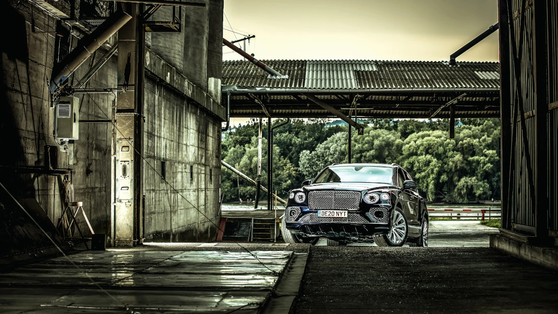 Bentley Bentayga V8: Zarter Schmelz im Schattenreich