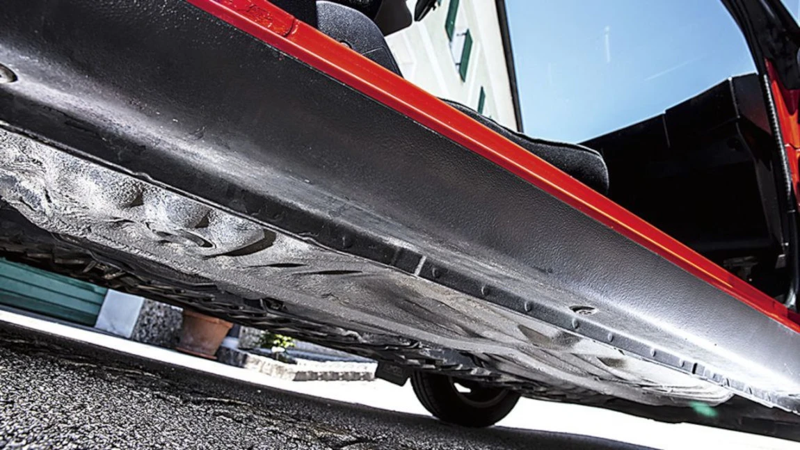 Dieser Toyota MR2 hat den perfekten Unterbodenschutz.