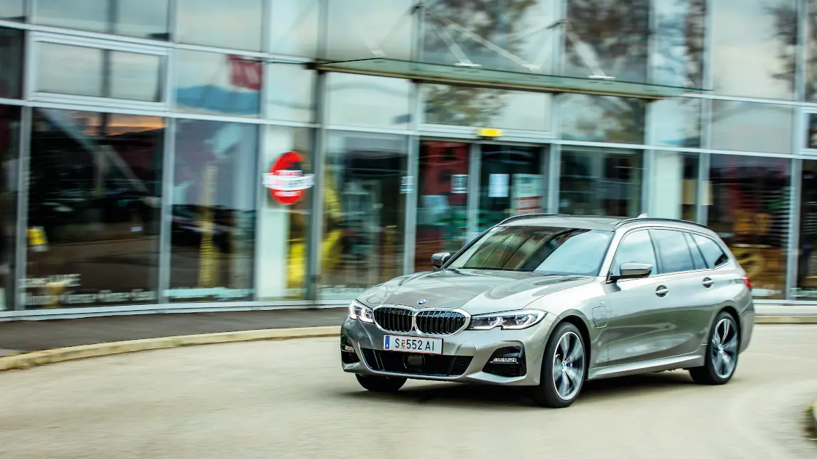 BMW 330e xDrive Touring: Hart nach Herrenart