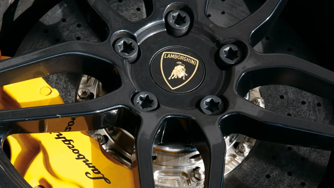 Das Lamborghini-Logo auf einer Felge.