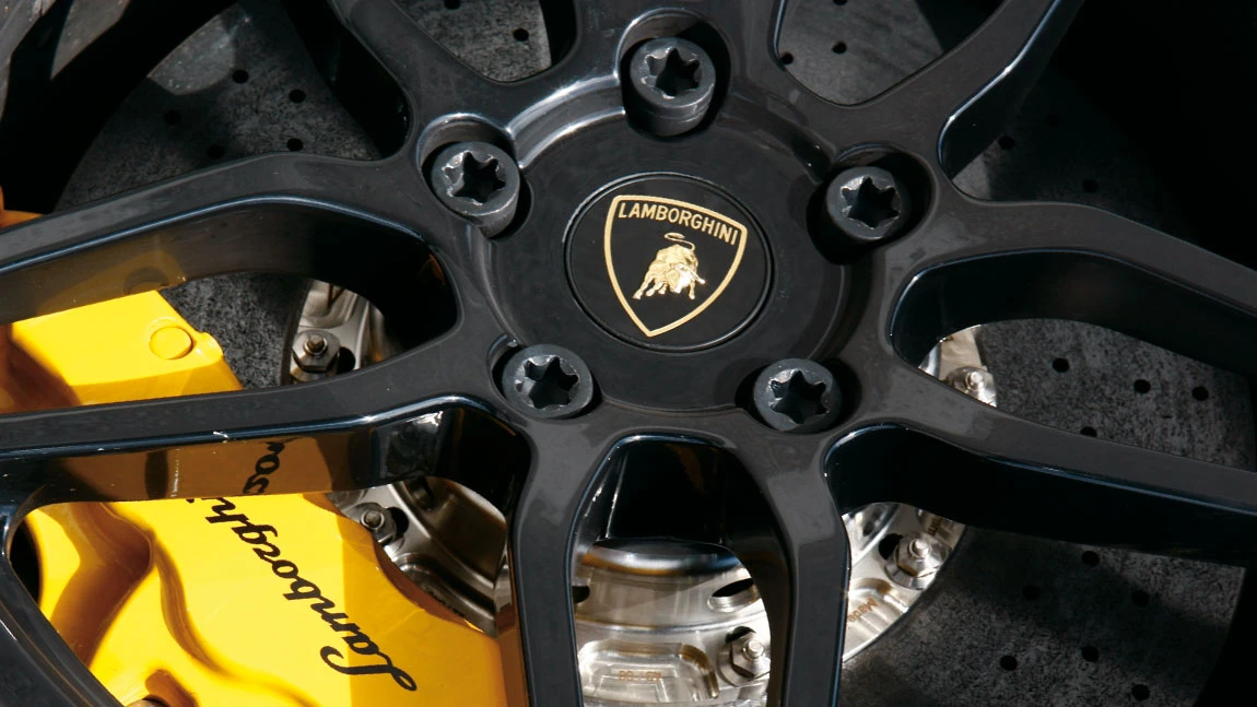 Das Lamborghini-Logo auf einer Felge.