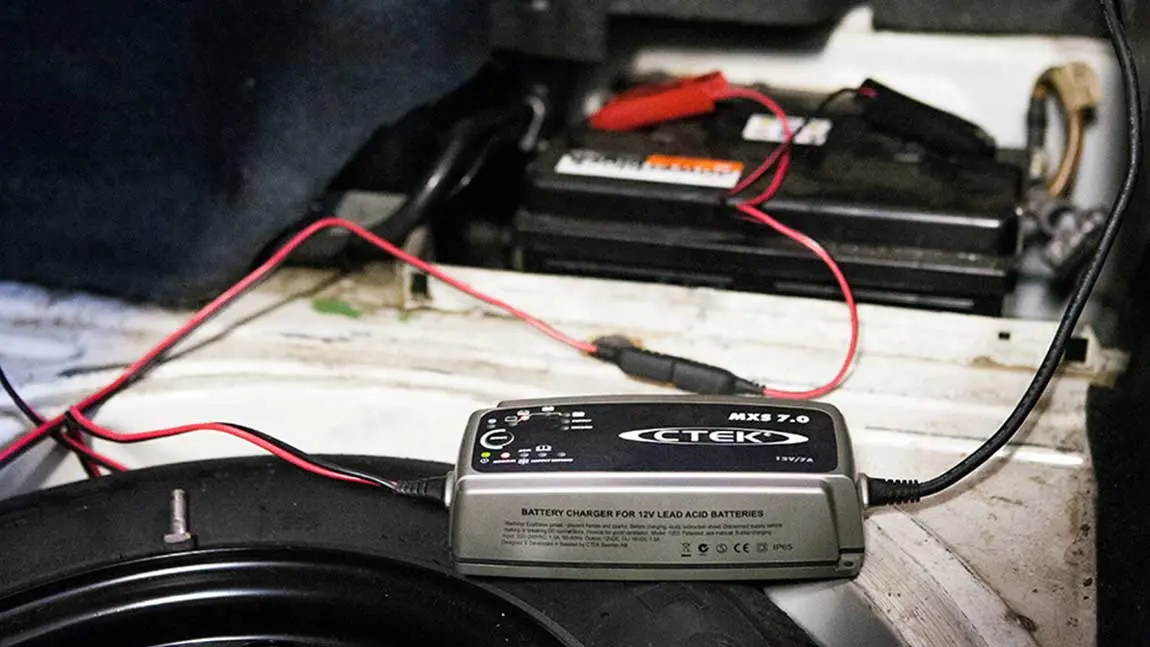 Die Autobatterie im Motorraum.